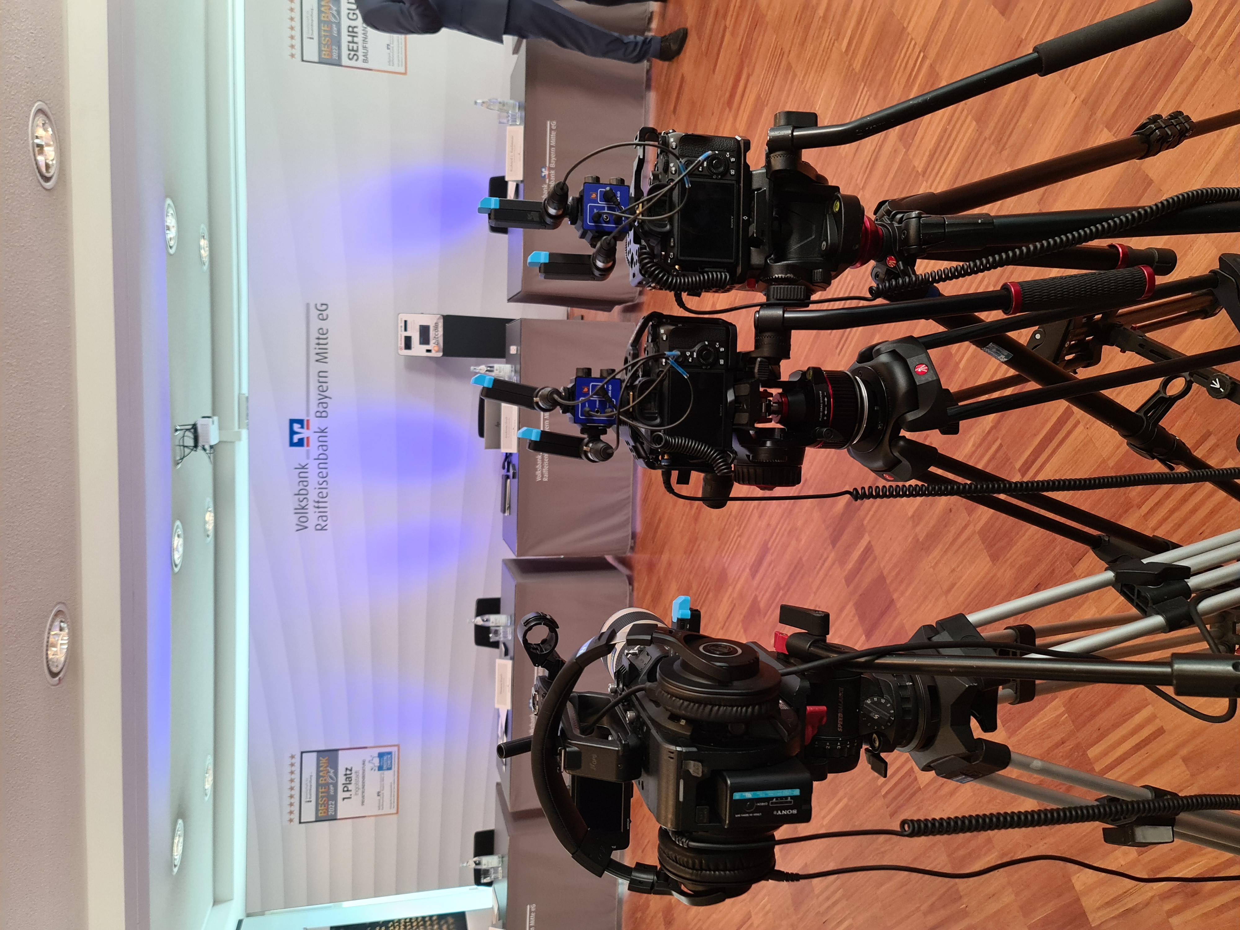 Pressekonferenz Volksbank Raiffeisenbank Bayern Mitte mit Multi-Kamera